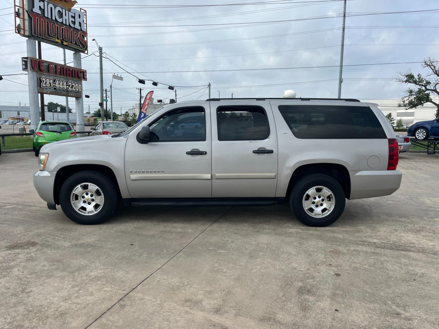 2009 SILVER /TAN Chevrolet Suburban LS 1500 2WD (1GNFC16069J) with an 5.3L V8 OHV 16V FFV engine, 4-Speed Automatic transmission, located at 14700 Tomball Parkway 249, Houston, TX, 77086, (281) 444-2200, 29.928619, -95.504074 - Photo#3